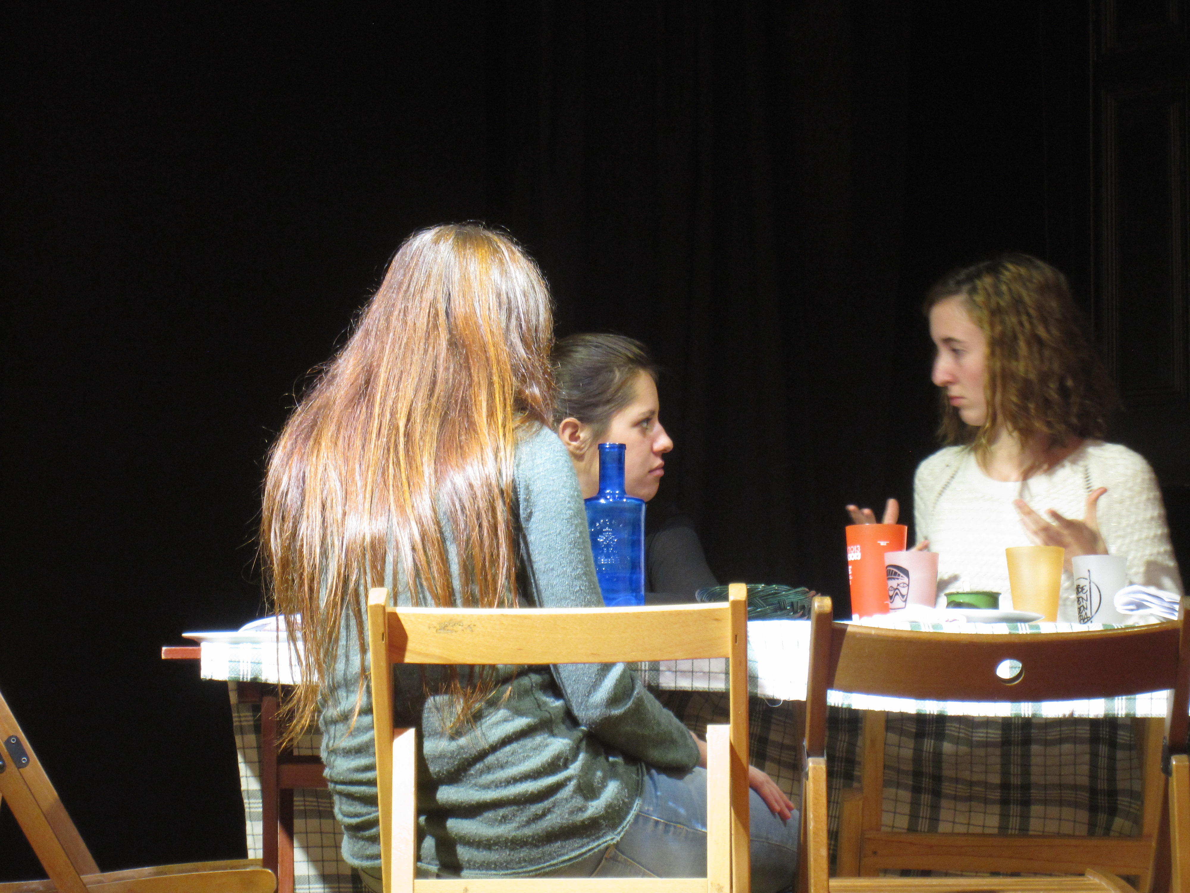 Escena del taller de Prácticas de Actor "Familia, con Cristina Pérez, Júlia Ibarzs i Estel.